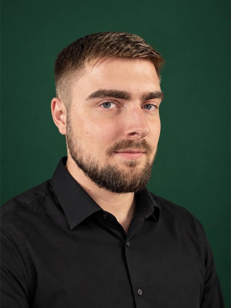 Portret Janusza Pierzchalskiego, tłumacza polskiego języka migowego